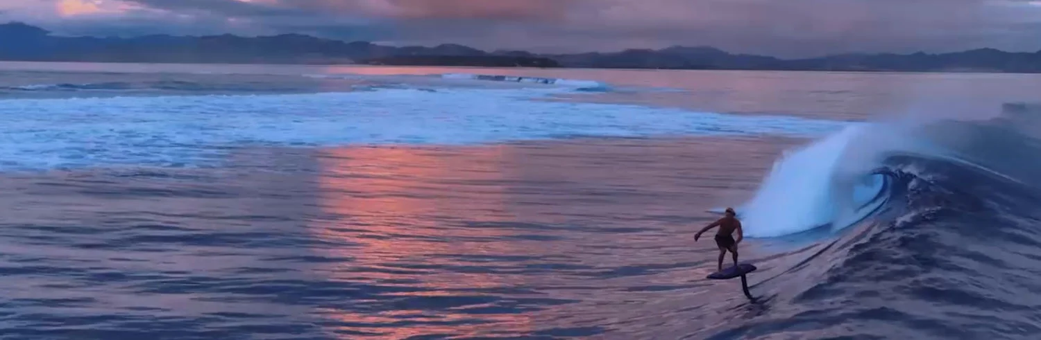 Un rider surfe une vague avec un eFoil Fliteboard.