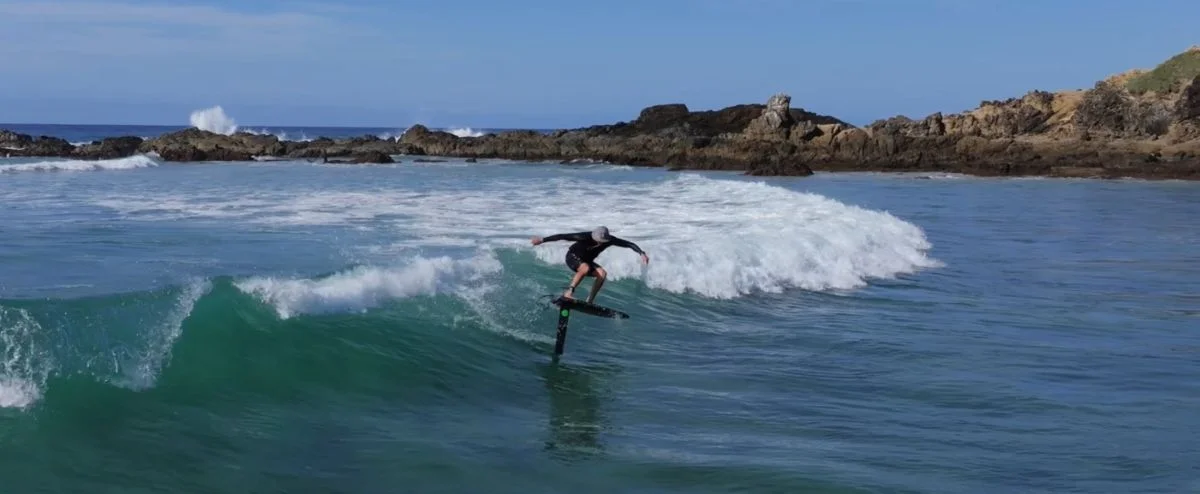 Adam Bennetts fait du surf foil sur le FLITELab FLUX.